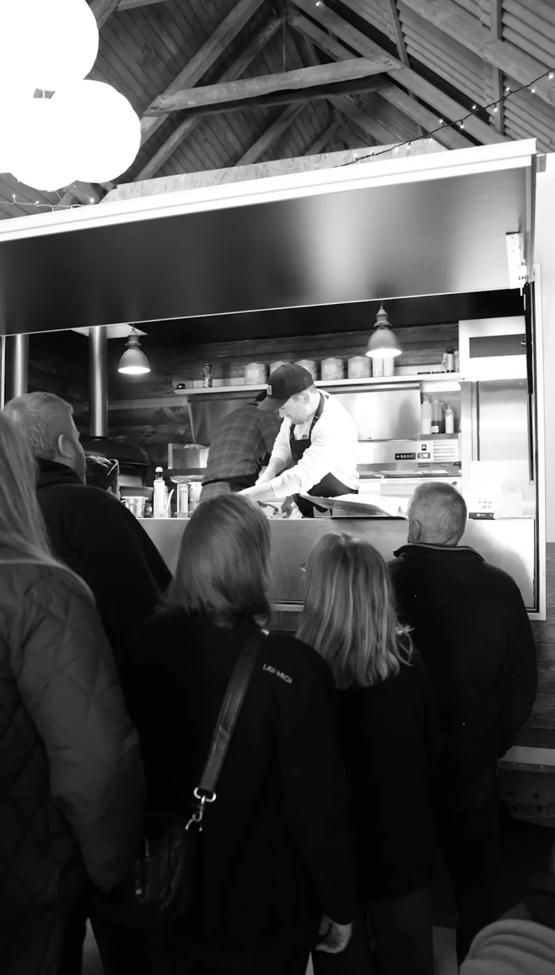 MAD'sens madvogn serverer friskbagt pizza til gæster ved et event i Hjørring