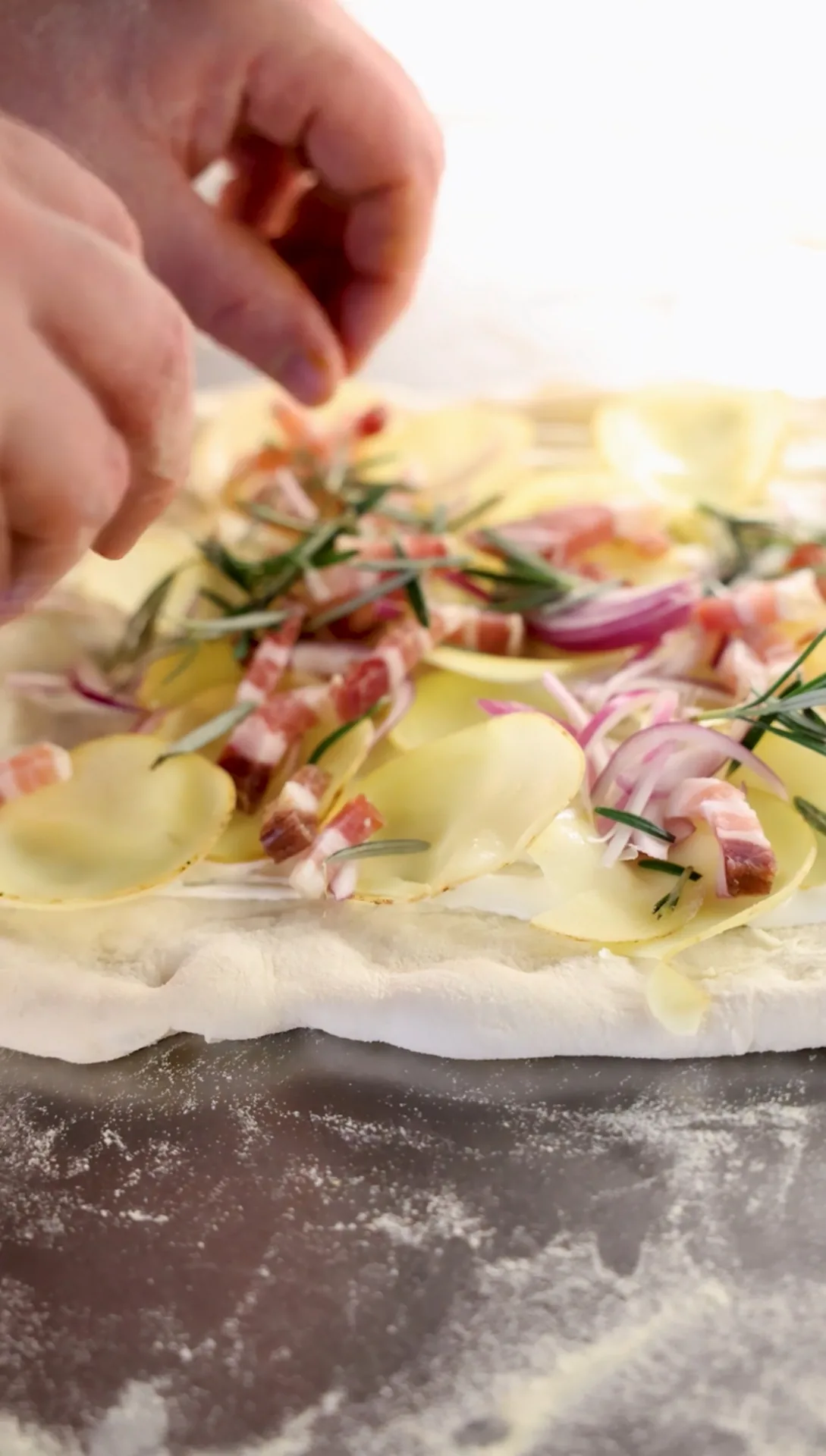 Friske råvarer drysses på en håndlavet pizza på BIGA-dej hos MAD'sens i Hjørring